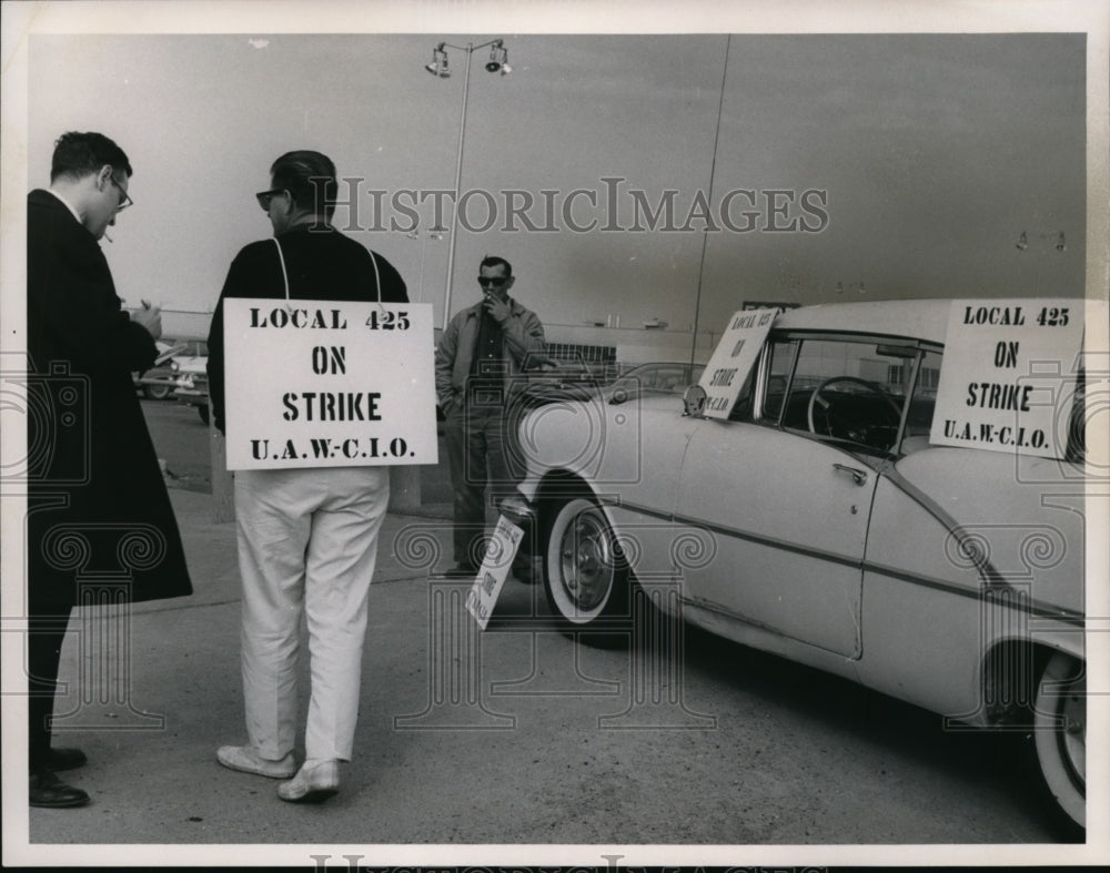 1983 Press Photo Picket George Priestas among 4200 striking UAW members - Historic Images