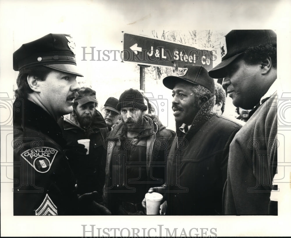 1983 Press Photo District 2 police explain to truck drivers of potential arrest - Historic Images