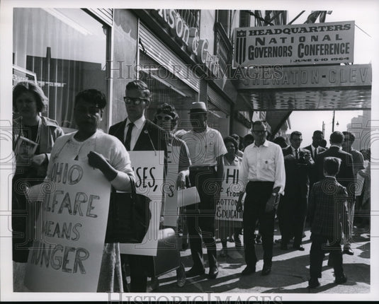 1964 Press Photo Governors' Conference-Cleveland pickets - cvb08993 - Historic Images