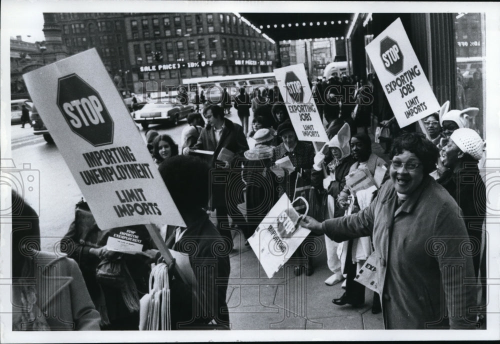 1973 Press Photo Government workers pickets-Cleveland - cvb08996 - Historic Images