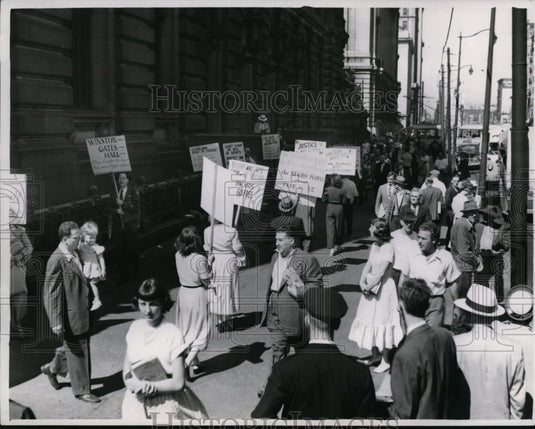 Press Photo Cleveland pickets - cvb09000 - Historic Images