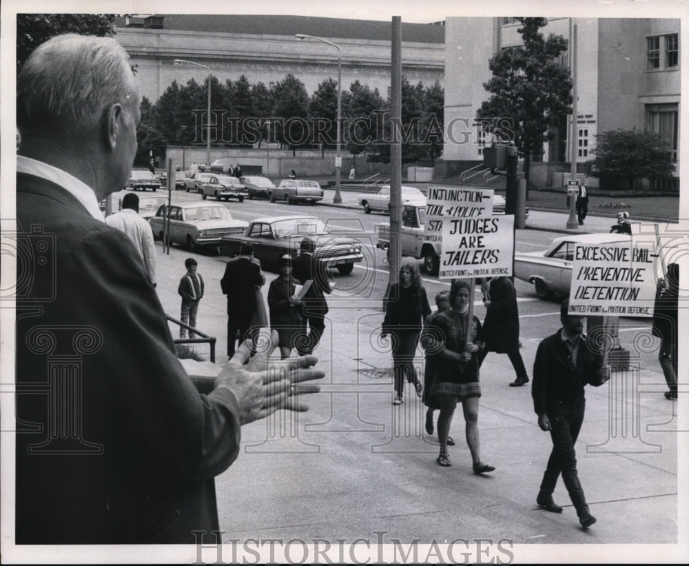 1969 Press Photo Dep. Milan Siebert watches pickets at City Hall - cvb09046 - Historic Images