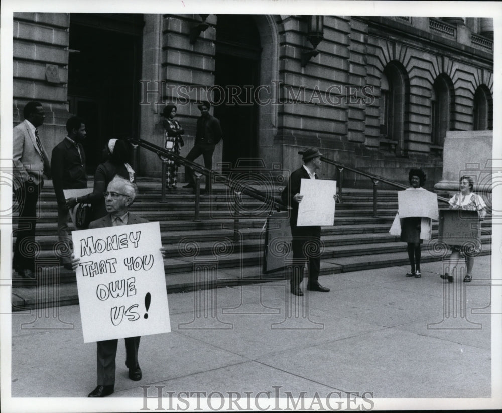1972 Municipal workers-picket-Historic Images