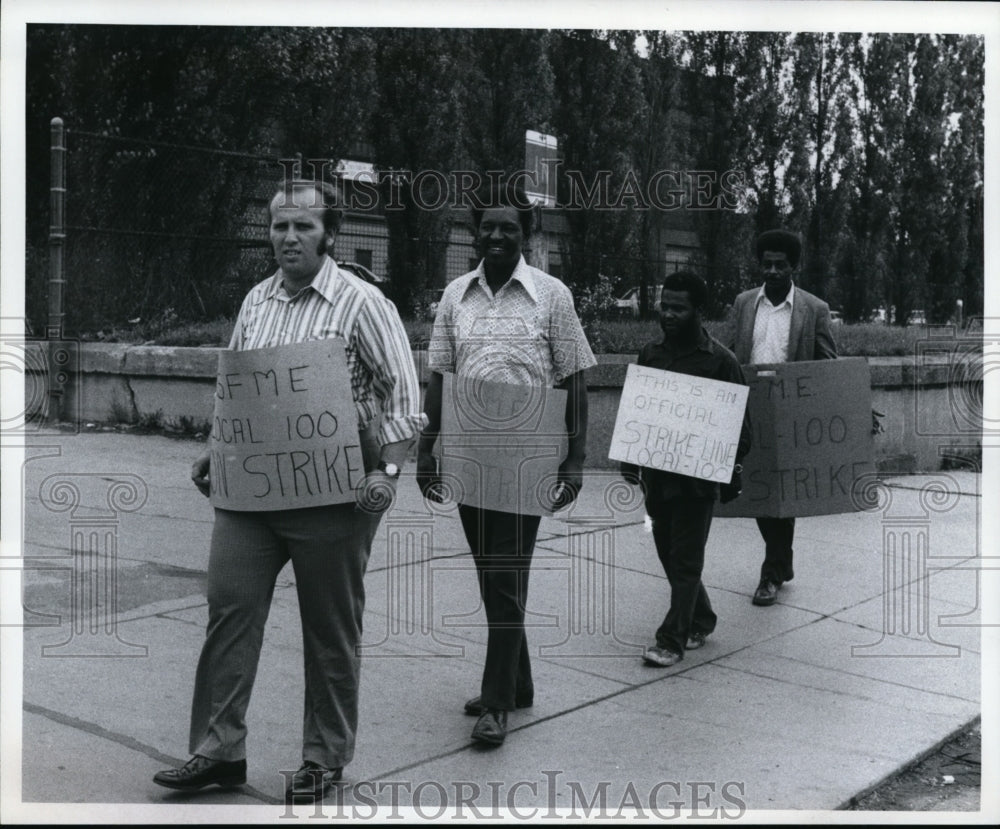 1972, Municipal workers-picket - cvb09053 - Historic Images