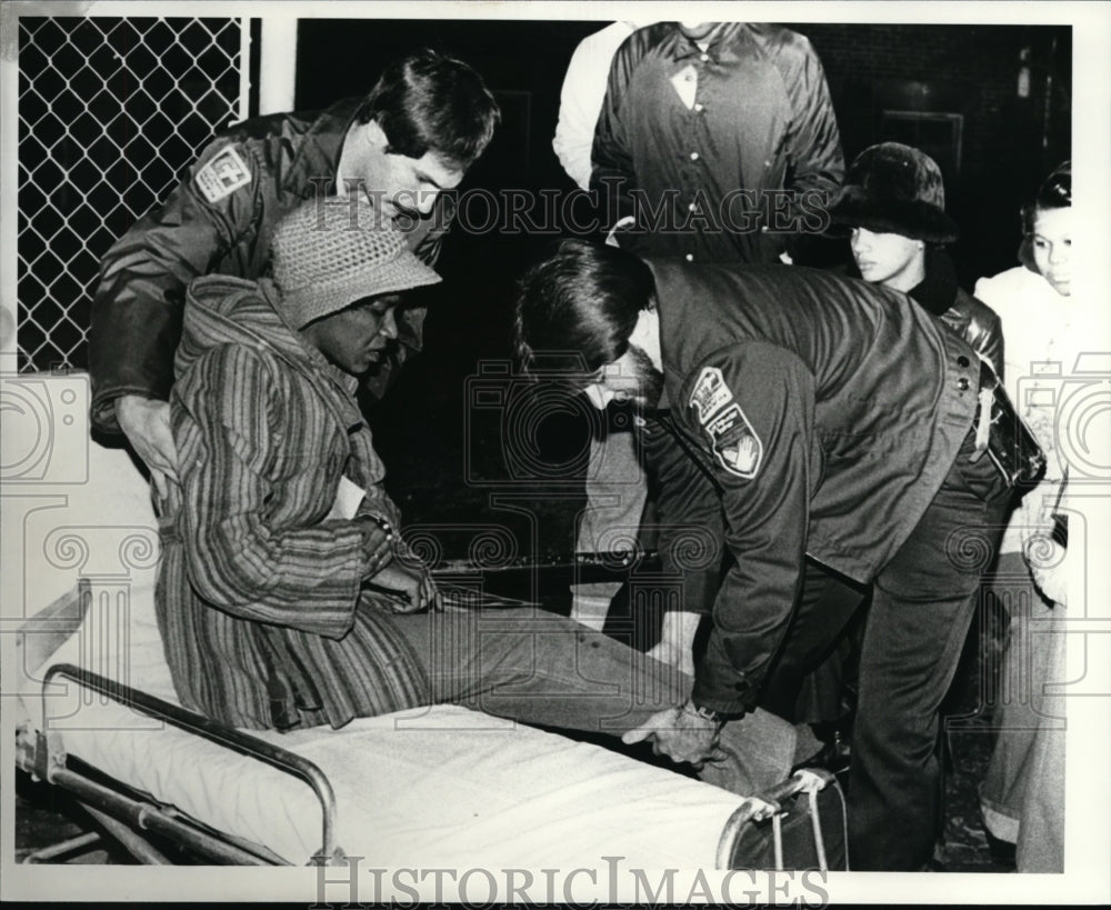 1980 Press Photo A woman at the Cleveland School strikes is being looked over - Historic Images