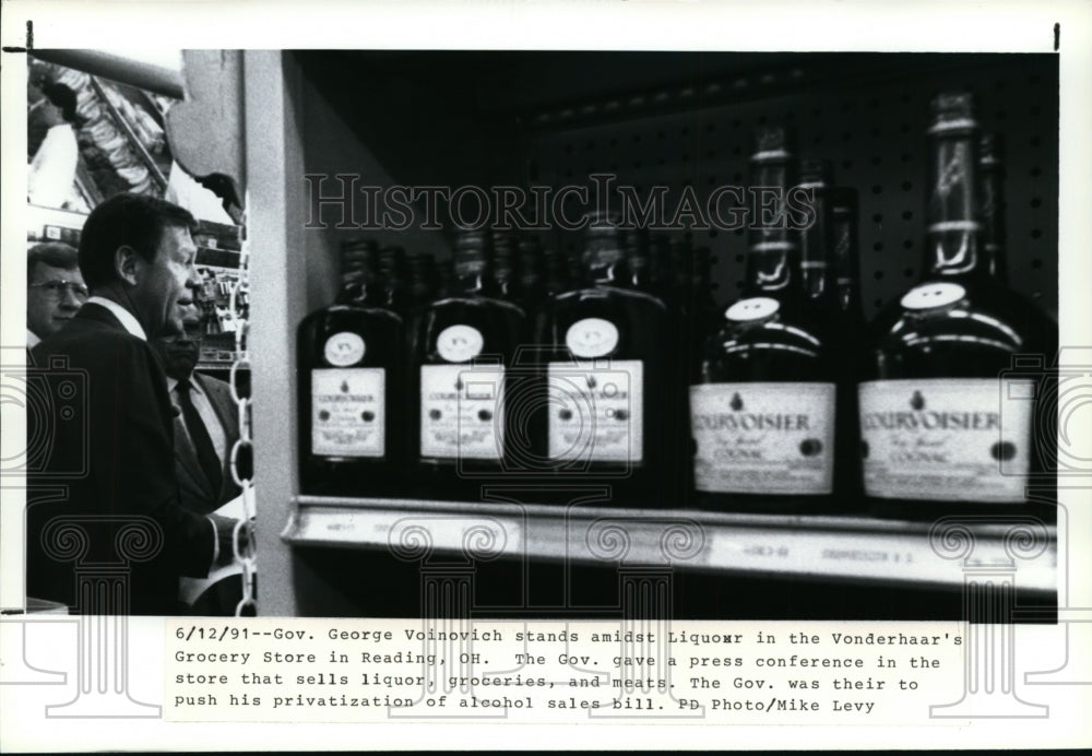 1991 Press Photo Governor George Voinovich gives grocery store press conference - Historic Images