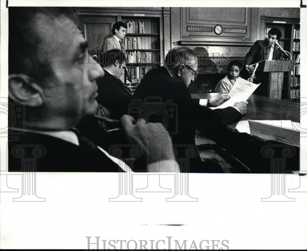 1988 Press Photo Al Tutela, Cleve. School Board Super., talks to media - Historic Images