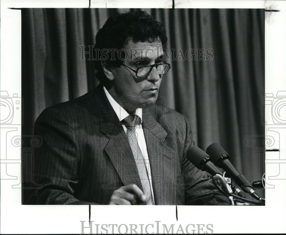 1989 Press Photo Al Tutela spoke before the Cleveland City Club today - Historic Images