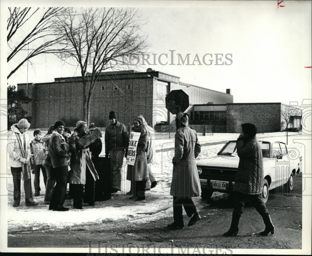 1980 Press Photo Cleveland Hts Teachers on strikes infront of Willy Jr. High - Historic Images