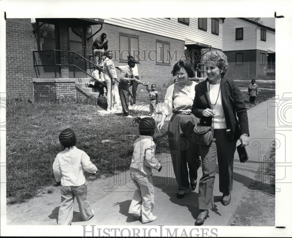 1987, Dr. M. Judith Kitzes-Youngstown Ohio Housing project - Historic Images