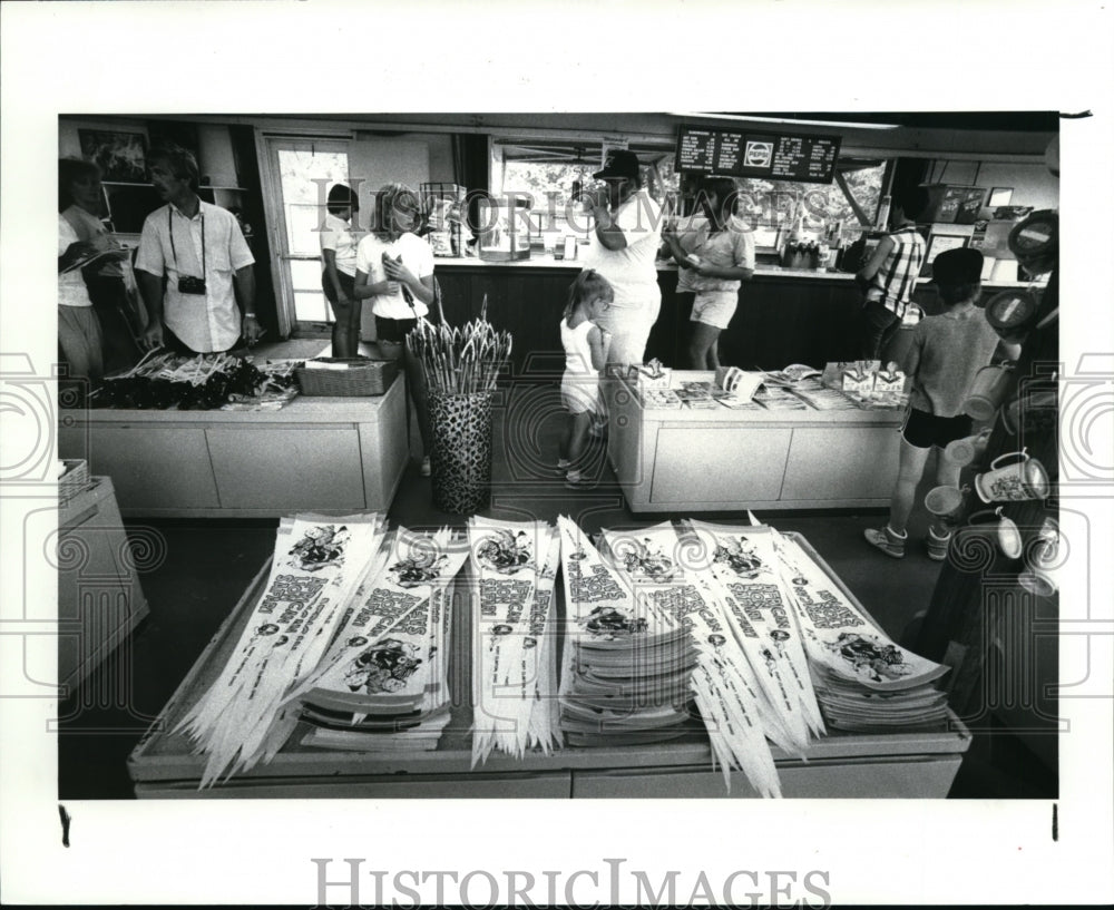 1986 Press Photo A tacky tourist shop at the African Lion Safari Park - Historic Images