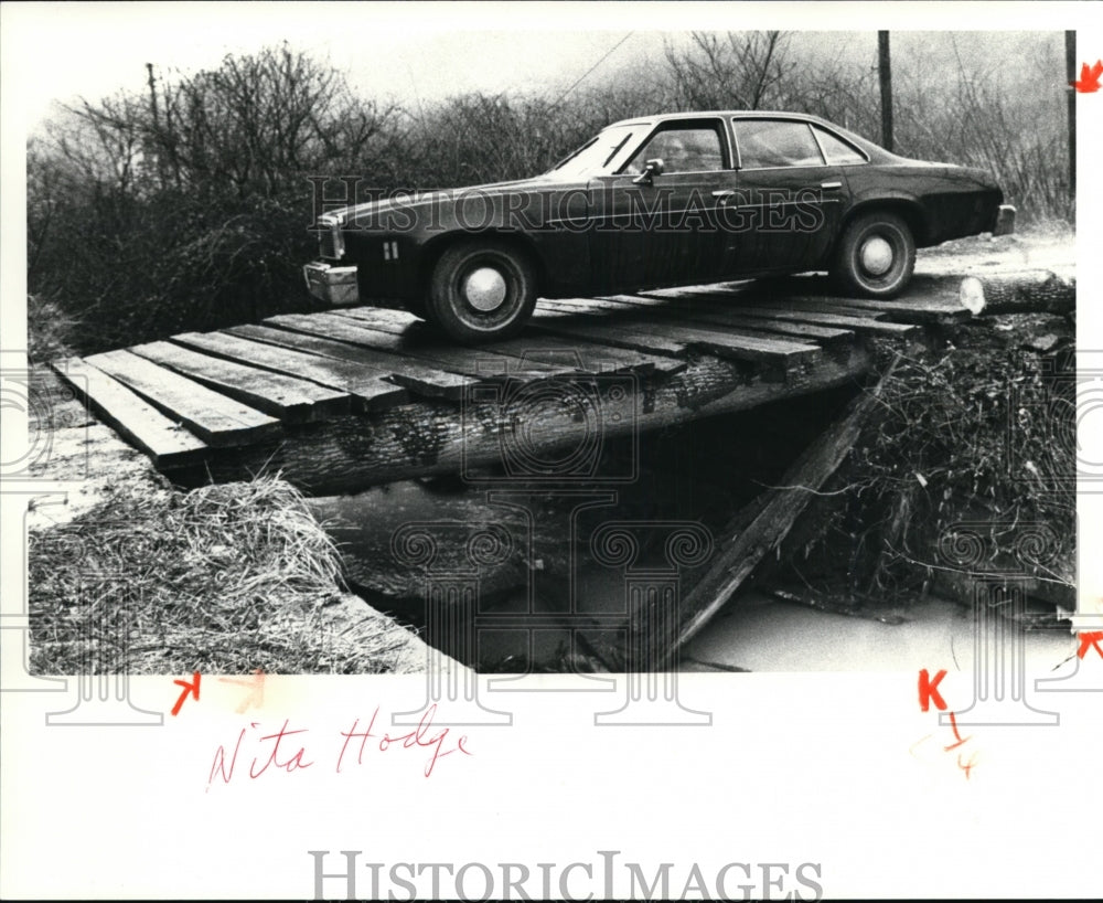 1980 Press Photo Nita Hodge-Portsmouth Ohio bridge - cvb09203 - Historic Images