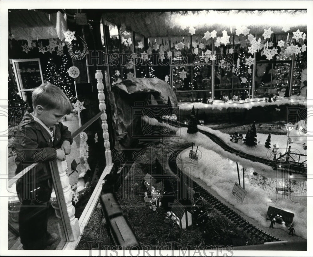 1982 Press Photo Allen Gahler, 4 watching the trains at Strickfaden&#39;s-Sandusky O - Historic Images