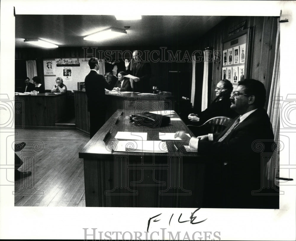 1987 Press Photo Marc Silverman is sworn in as councilman by Orange Law - Historic Images