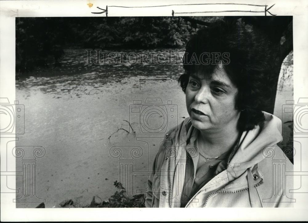 1984, Donna Kunc and the dying lake behind her home. - cvb09372 - Historic Images