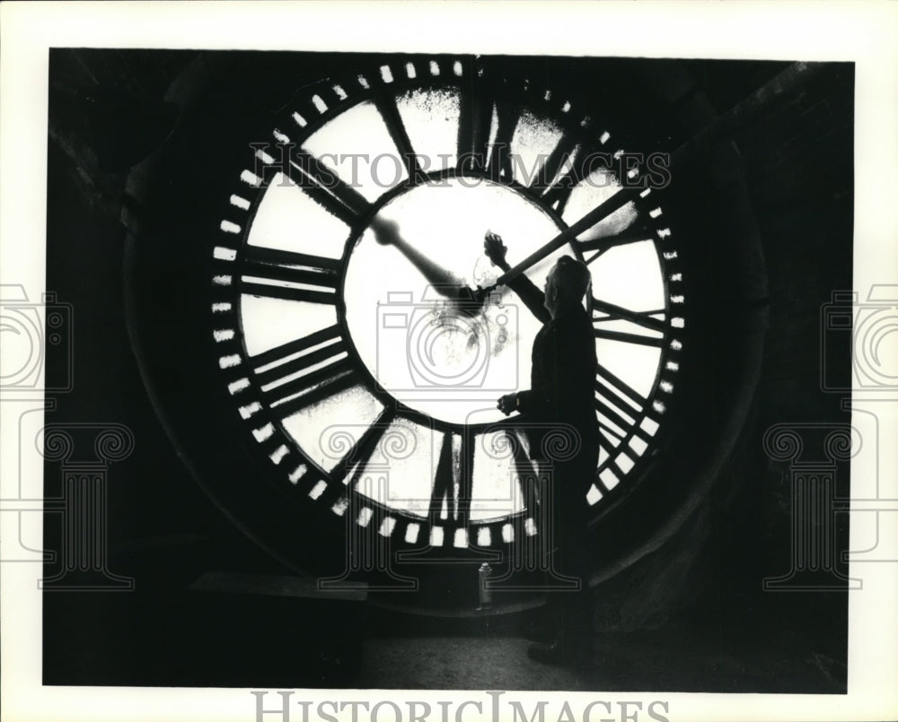 1981 Press Photo Bernard O&#39;Leary cleans the inside of the clock face - Historic Images