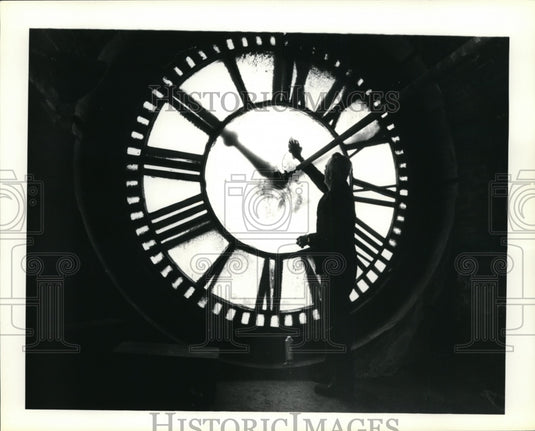 1981 Press Photo Bernard O'Leary cleans the inside of the clock face - Historic Images