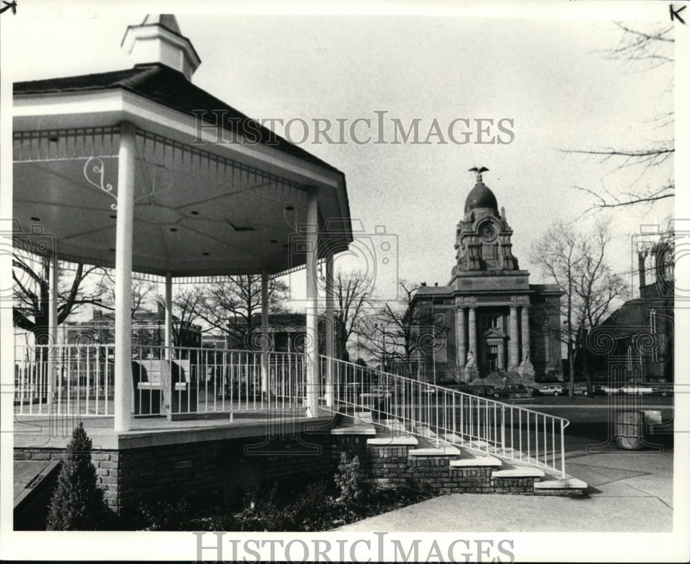 1985 Press Photo Gazebo and Court House surrounding the park - cvb09408 - Historic Images