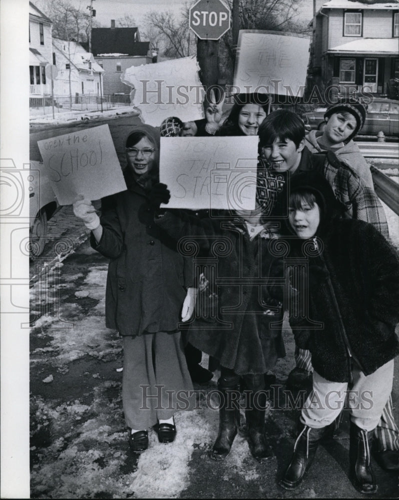 1973 Press Photo Non-teaching employees strike at Willard School, Cleveland Ohio - Historic Images