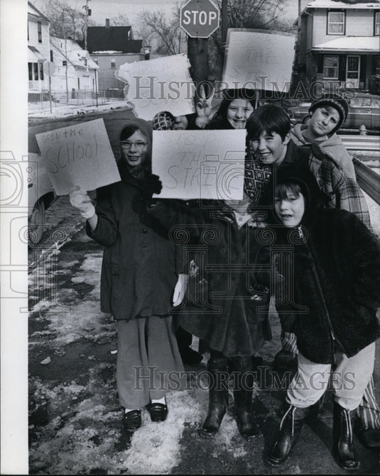 1973 Press Photo Non-teaching employees strike at Willard School, Cleveland Ohio - Historic Images