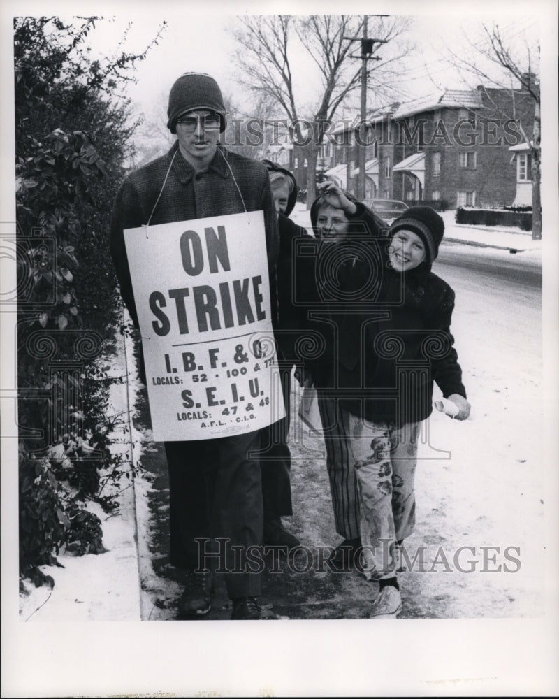 1973 Press Photo Cleveland Memorial School-strike - cvb09444 - Historic Images