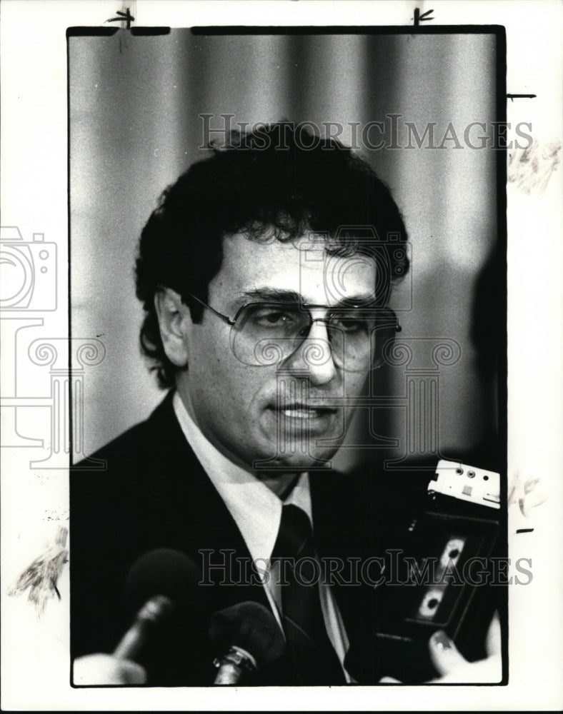 1985 Press Photo Alfred Tutela at the Board of Education meeting on the Bus Co. - Historic Images