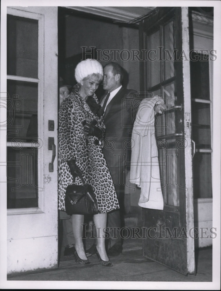 1966 Press Photo Samuel H. Sheppard &amp; wife, depart from Wednesday session. - Historic Images