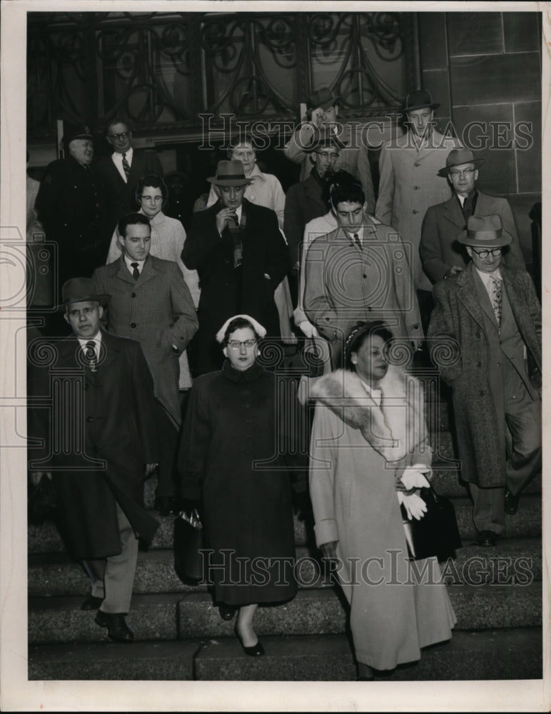 1954 Press Photo Sheppard jury coming down Criminal Cort Building - cvb09618 - Historic Images