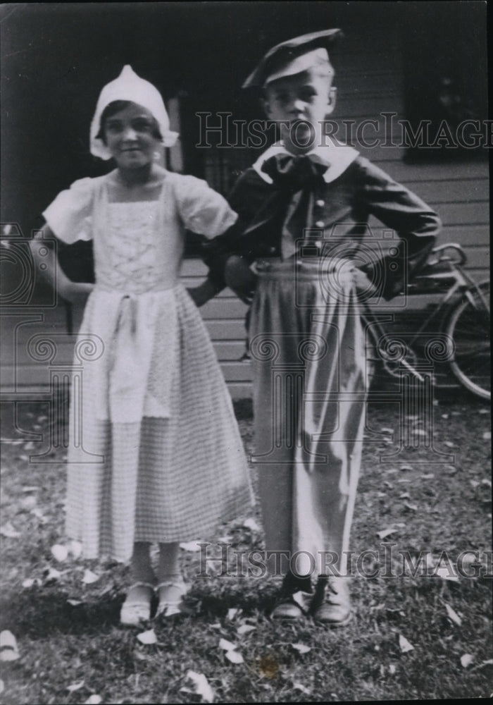 1954, Keith Weigle Jr. and Marilyn Sheppard - cvb09631 - Historic Images