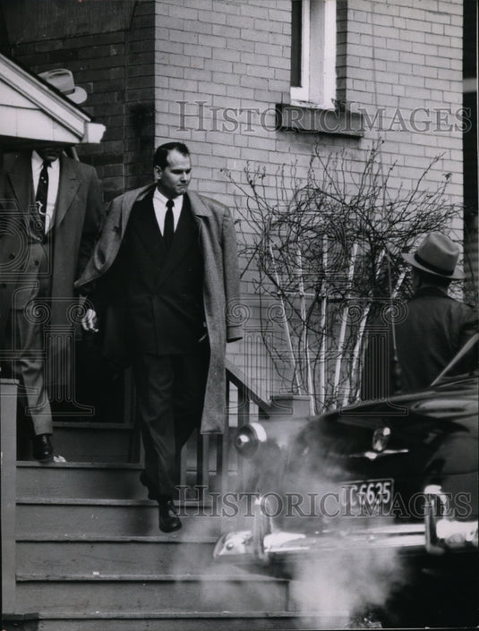1964 Press Photo Dr. Soru leaves funeral home after services for mother - Historic Images