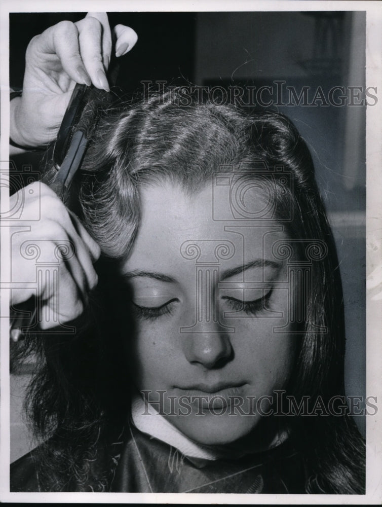 1962 Press Photo Marjorie Woodrow-Marcel hair styling - cvb09690 - Historic Images