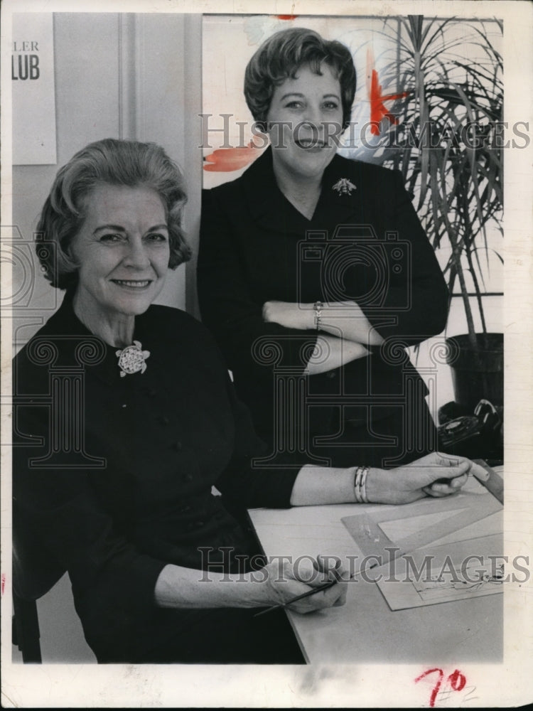 1969 Press Photo L-R; Joanne Hariis &amp; Mary Strassmeyer - cvb09709 - Historic Images