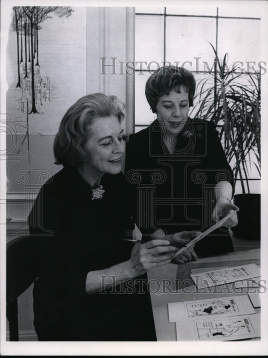 1965 Press Photo L-R; Jeanne Hariis & Mary Strassmeyer - cvb09710 - Historic Images