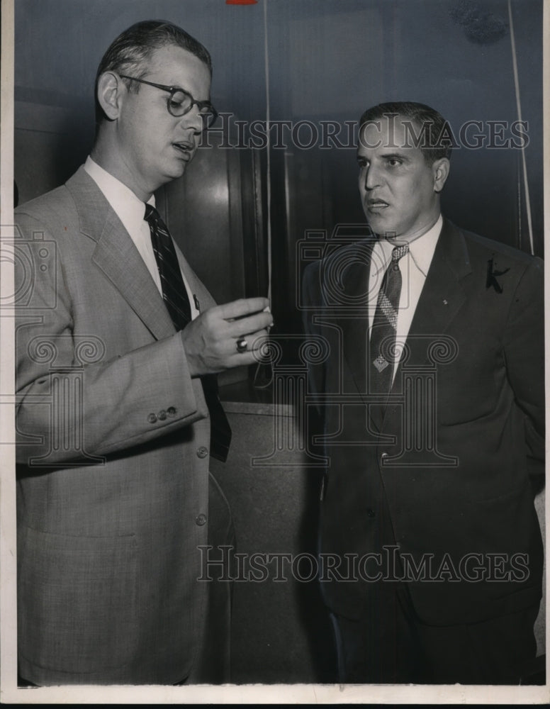 1954 Press Photo Dr Steve Sheppard talks to Chief Jailer Mike Uccello - Historic Images