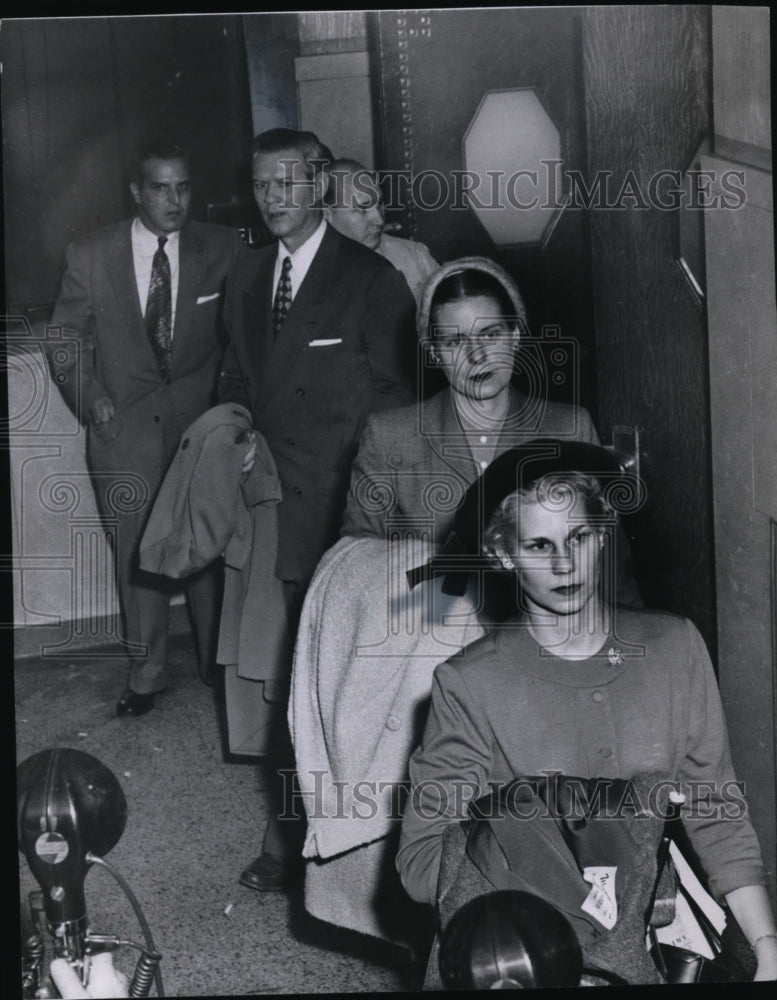 1954 Press Photo Dr Richard Sheppard, barred from hearing testimony in trial - Historic Images