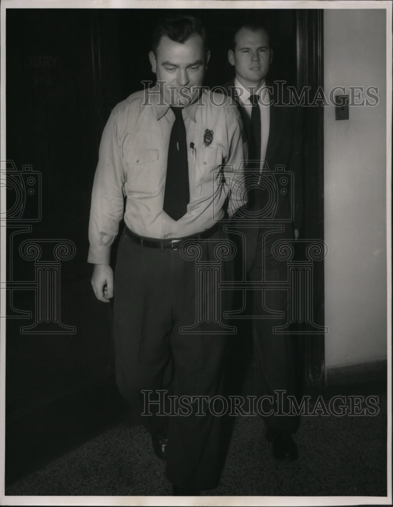 1954 Press Photo Dr. Sam Sheppard being led into court by Deputy James Kilroy-Historic Images
