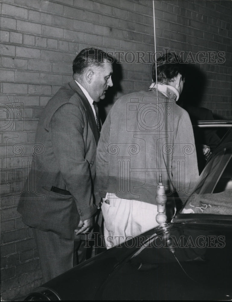 1954 Press Photo Dr Samuel H Sheppard escorted to car after trial - cvb09811 - Historic Images