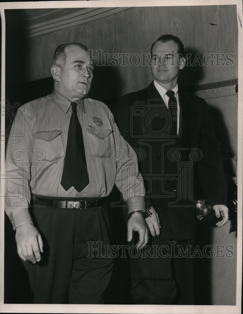 1954 Press Photo Dr Samuel H Sheppard leaves elevator with deputy Walter Opalka - Historic Images