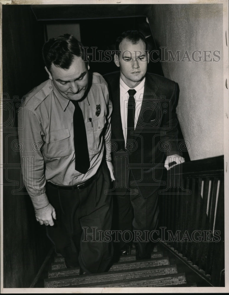 1954 Press Photo Dr Samuel H Sheppard coming up stairs for verdict - cvb09816-Historic Images