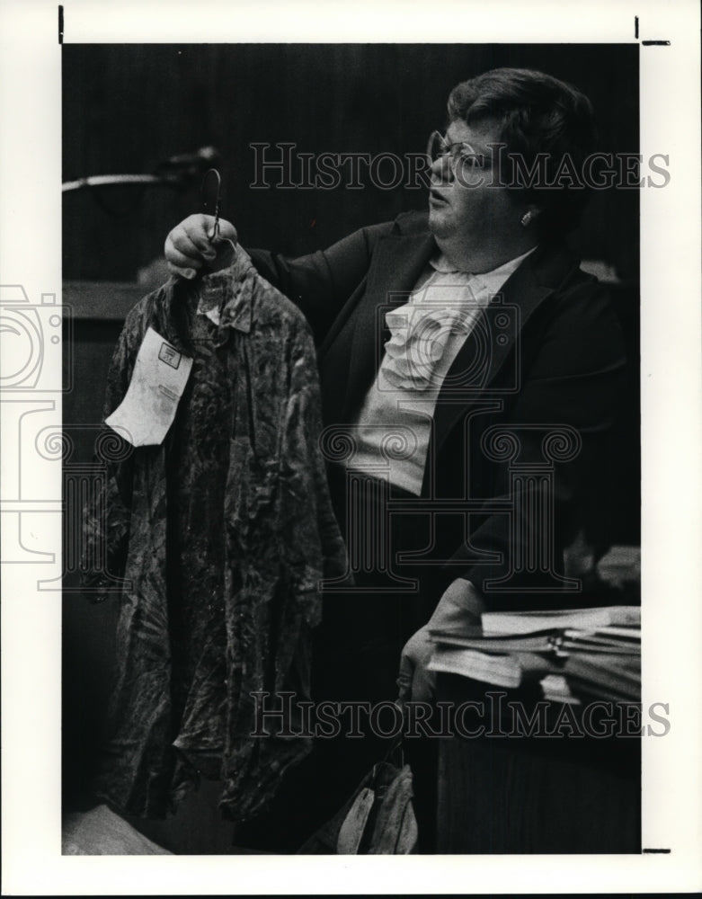 1990 Press Photo Sharon Rosenberg shows the blouse worn by Trina Denise Avery - Historic Images