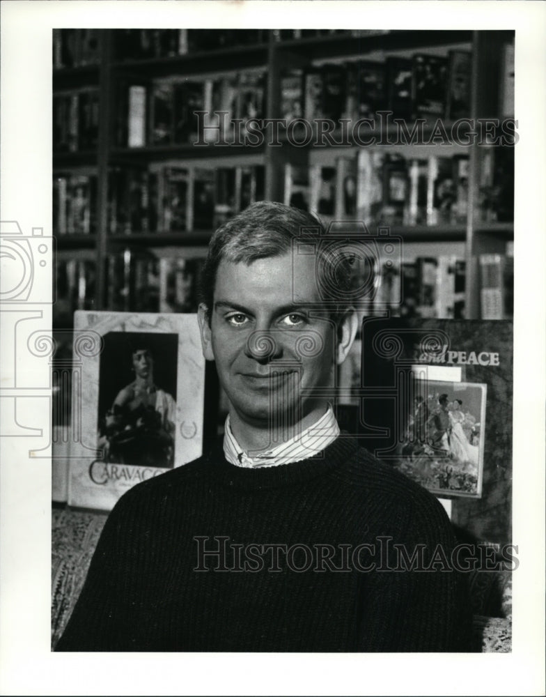 1990 Press Photo Tony Whitehouse-Storytape Video shop-Cleveland Heights - Historic Images