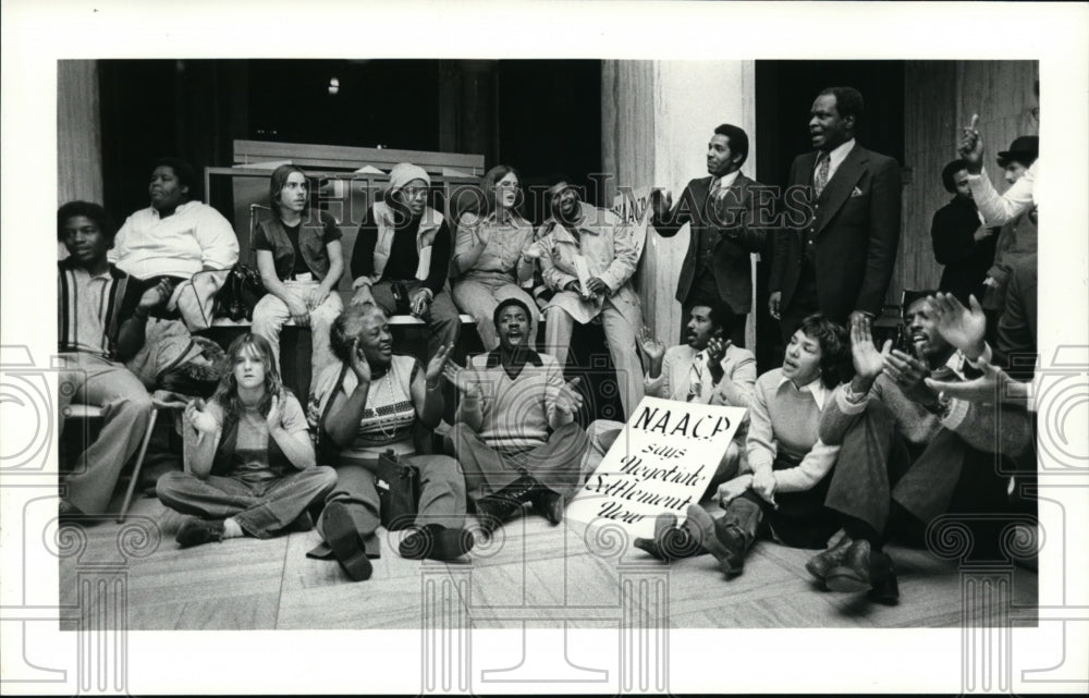 1980 Press Photo Board of Ed. sit in singing songs - cvb09922 - Historic Images