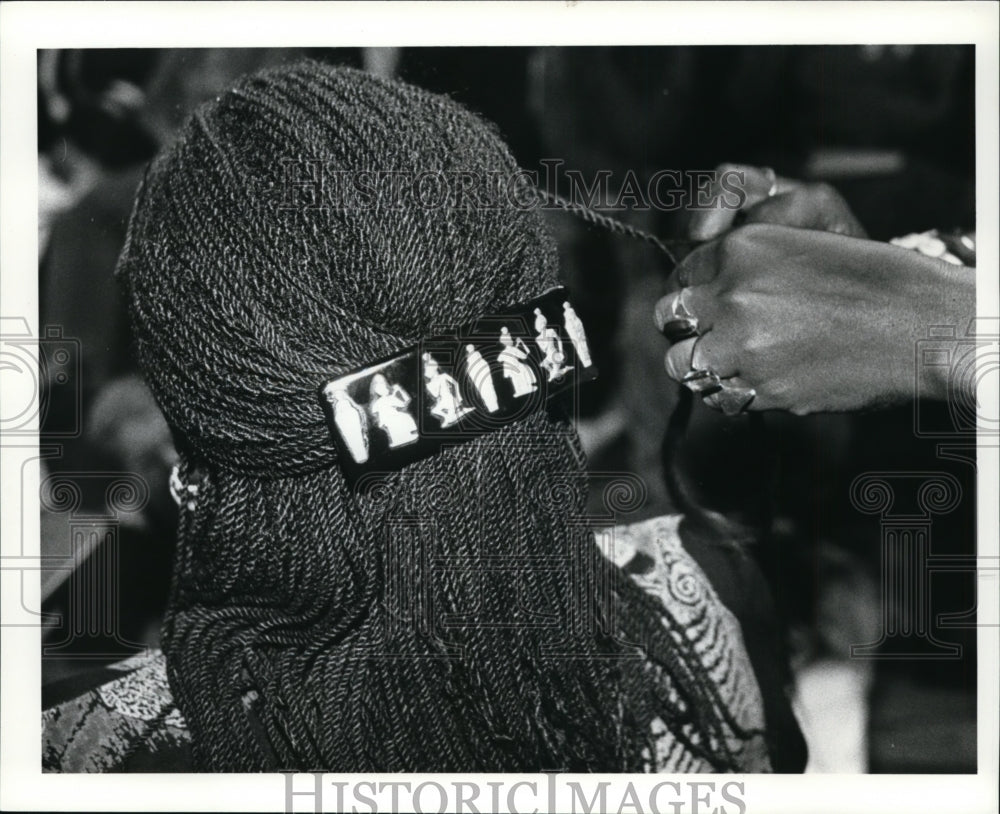 1990 Press Photo The hands of Majeedah S. Taufeeg, working on hair brading. - Historic Images