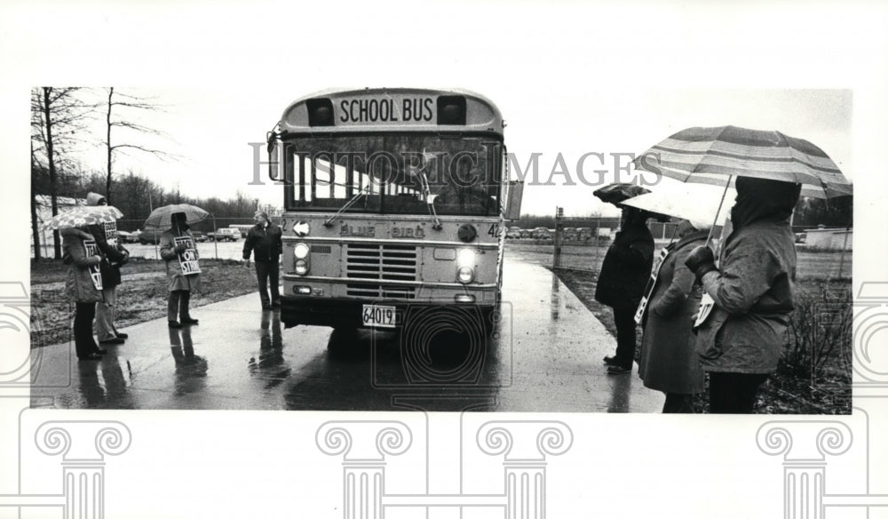 1983 Press Photo Eastlake School Teachers-strike - cvb09973 - Historic Images