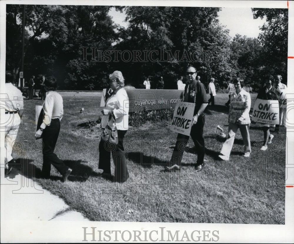 1975 Cuyahoga Valley joint vocational school-strike-Historic Images