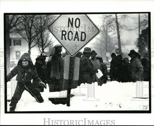 1986 Press Photo Crossing over the barrier at Avalon and Scottdale - cvb10000 - Historic Images