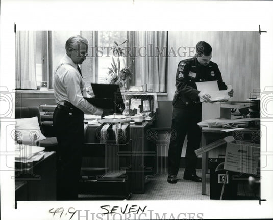 1989 Press Photo Ronald Gartman & Gavula search records in the office - Historic Images
