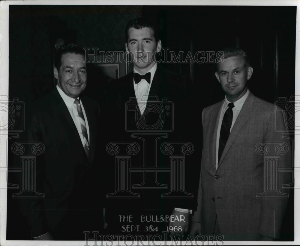 1971 Press Photo Schreiber&#39;s Bull and Bear. Cleveland, Ohio. - cvb10172 - Historic Images