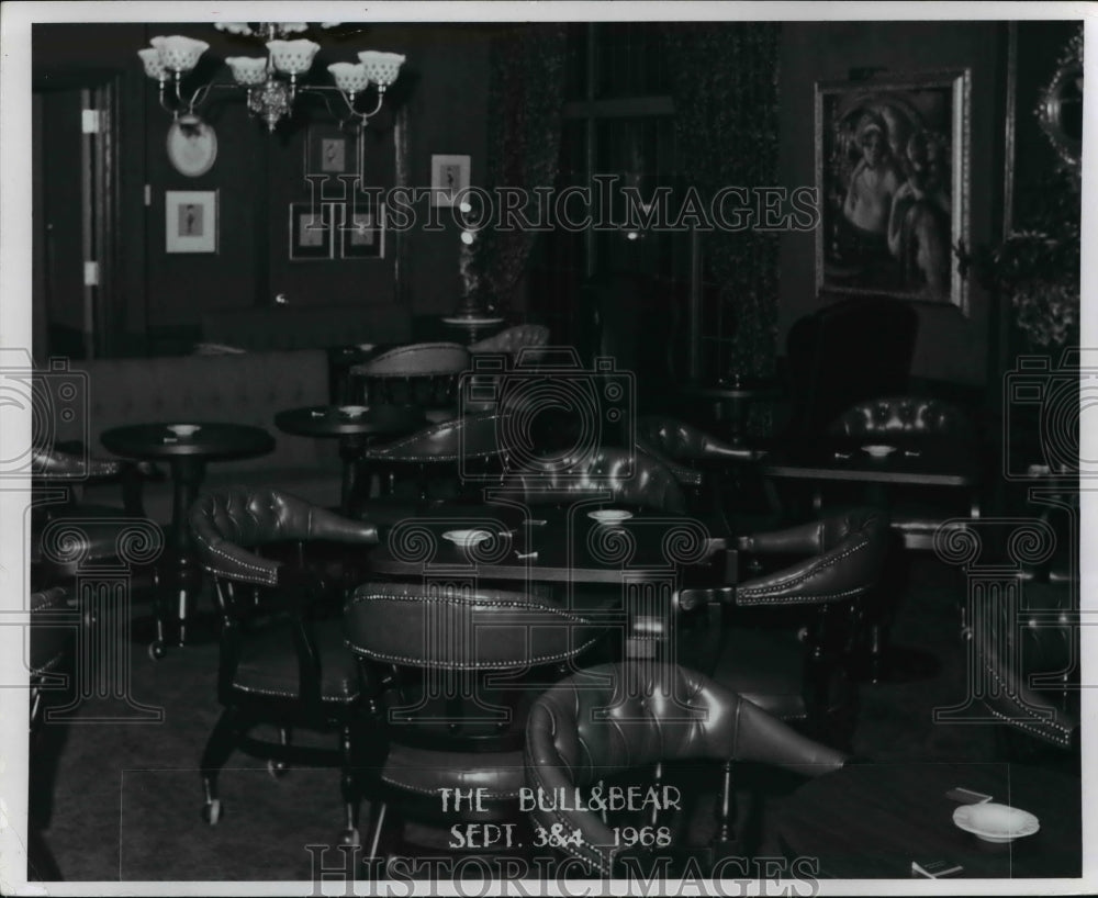 1971 Press Photo The multitude of tables in the Bull and Bear restaurant - Historic Images