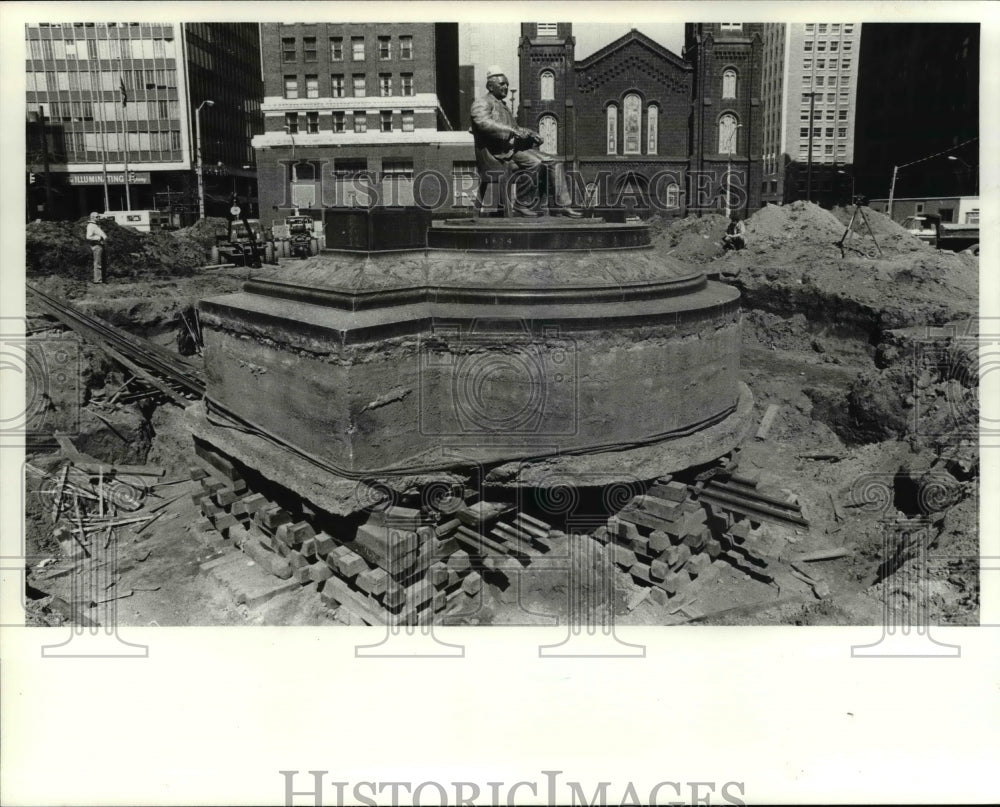 1984 Press Photo Tom Johnson statue on Cleveland Public Square - cvb10230 - Historic Images